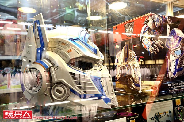 Transformers The Last Knight Optimus Prime Voice Changer Helmet On Display In Package At Taipei Movie & Toy Con  (6 of 6)